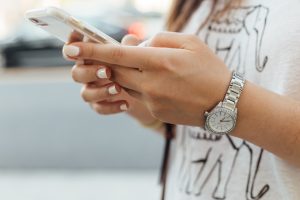 キューテンで商品を買う女性